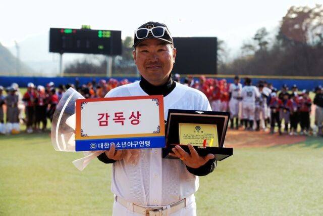 감독상을 받은 김덕환 감독. /대한유소년야구연맹 제공