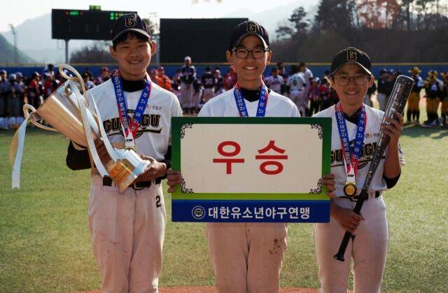 우승을 차지한 구로구 유소년야구단 선수들. /대한유소년야구연맹 제공