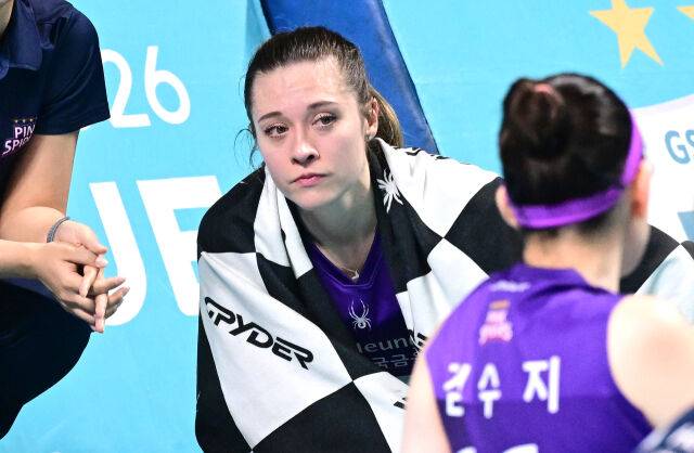 흥국생맹 레베카가 준플레이오프가 끝난 뒤 코트를 보며 생각에 잠겨있다 / 한국배구연맹(KOVO)