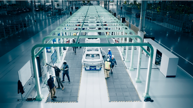 현대자동차그룹의 미국 조지아주 메타플랜트 아메리카(HMGMA)에서 근로자들이 자동차 조립을 하고 있다. [현대차그룹 제공]