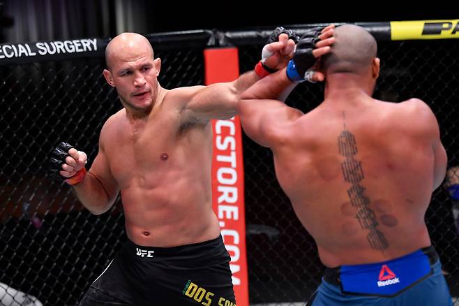 2020년 12월 UFC 256에서 주니오르 도스 산토스(왼쪽)이 시릴 간에게 잽을 던지고 있다. [게티이미지]