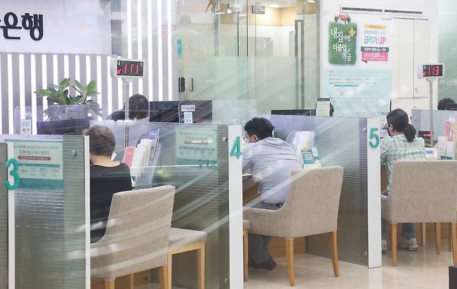 GDP 대비 89%에 달하는 가계부채 비율을 2030년까지 80%로 끌어내리기 위한 범정부 차원의 감축 목표 공식화가 추진되고 있다. 대통령실을 중심으로 금융·부동산·세제 정책을 총망라해 가계부채 관리를 강화한다. [연합]