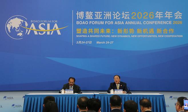 장쥔(오른쪽) 보아오포럼 사무총장이 24일 오전 중국 하이난성 보아오에서 열린 보아오포럼 개막 기자회견에서 올해 포럼에 대해 소개하고 있다. [연합]