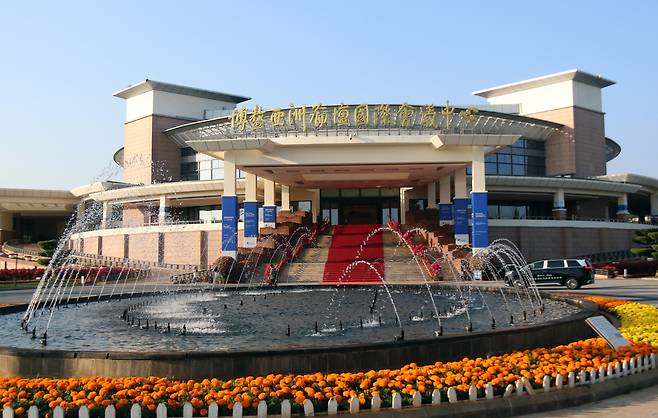 ‘중국판 다보스포럼’으로 불리는 보아오포럼이 열리는 중국 하이난성 보아오의 BFA 국제컨벤션센터 모습. [연합]