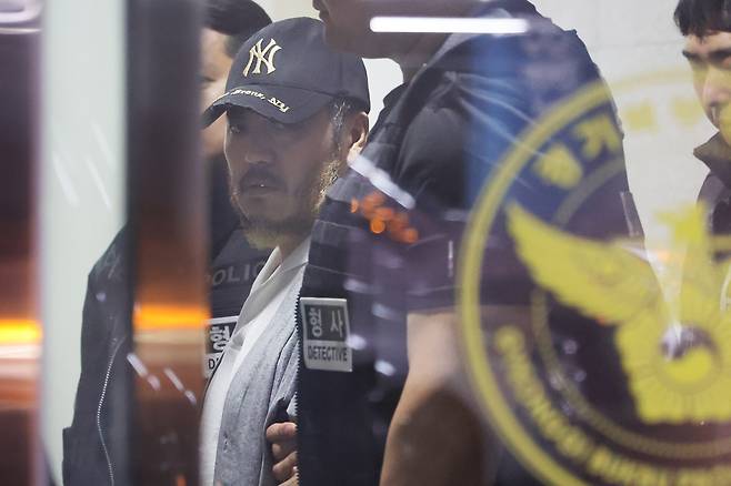 25일 오전 박왕열이 경기도 의정부시 경기북부경찰청으로 압송되고 있다. [연합]