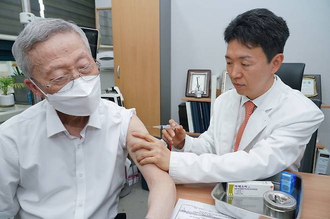 세계 최초의 RSV 백신, GSK 아렉스비를 접종하는 모습. [한국GSK 제공]