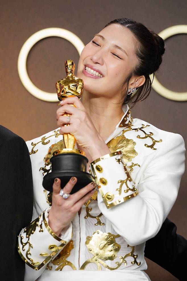 [로스앤젤레스=AP/뉴시스] 이재(EJAE)가 15일(현지 시간) 미 캘리포니아주 로스앤젤레스 돌비 극장에서 열린 제98회 아카데미 시상식에서 케이팝 데몬 헌터스(케데헌) OST '골든'으로 최우수 주제가상을 받은 뒤 프레스룸에서 포즈를 취하고 있다. 2026.03.16.