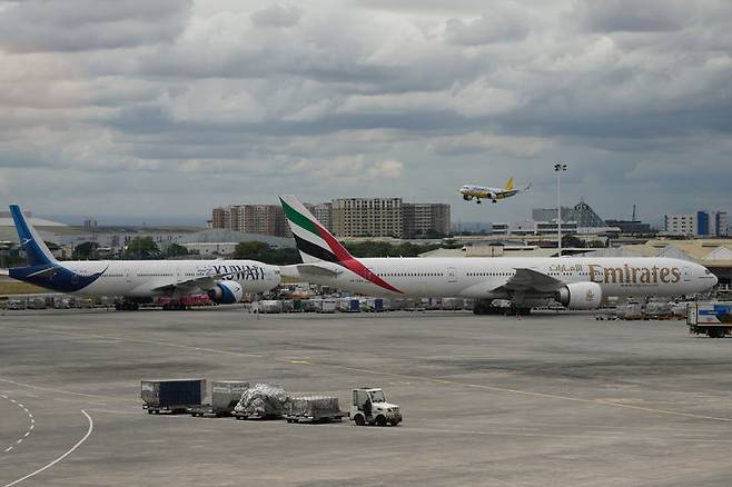 [마닐라=AP/뉴시스] 지난 2일(현지시각) 필리핀 마닐라 니노이 아키노 국제공항에서 중동 지역 항공기들이 계류장에 세워져 있다. 2026.03.25.