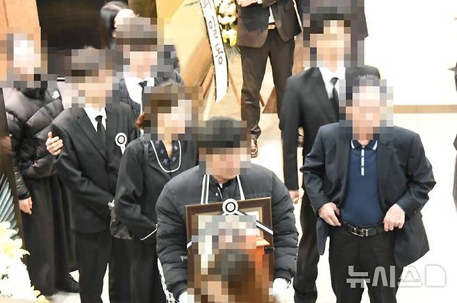[대전=뉴시스] 최영민 기자=25일 오전 대전 서구 을지대학교병원 장례식장에서 대전 안전공업 화재 참사 희생자의 발인이 진행되고 있다. 2026.03.25 ymchoi@newsis.com