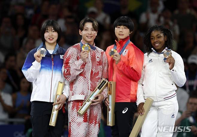 [파리=뉴시스] 최동준 기자 = 허미미가 29일(현지시각) 프랑스 파리 아레나 샹 드 마르스에서 열린 2024 파리 올림픽 유도 여자 57kg급 시상식에서 은메달을 목에 걸고 기념촬영을 하고 있다. 허미미의 오른쪽은 금메달을 획득한 캐나다의 크리스타 데구치. 2024.07.30. photocdj@newsis.com