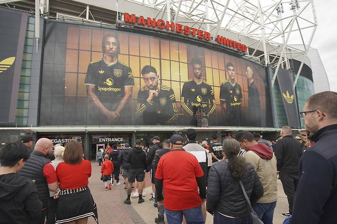 [맨체스터=AP/뉴시스] 지난 2025년 8월 30일(현지시각) 영국 맨체스터의 올드 트래포드 경기장 밖에서 팬들이 잉글랜드 프리미어리그(EPL) 경기를 기다리고 있다. 2026.03.25.
