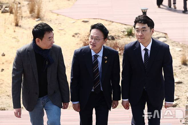 [서울=뉴시스] 고승민 기자 = 박주민(가운데) 더불어민주당 서울시장 예비후보와 김용민(오른쪽) 의원, 김남국 대변인이 23일 서울 여의도 국회 강변서재에서 티타임을 갖고 대화하고 있다. 2026.03.23. kkssmm99@newsis.com