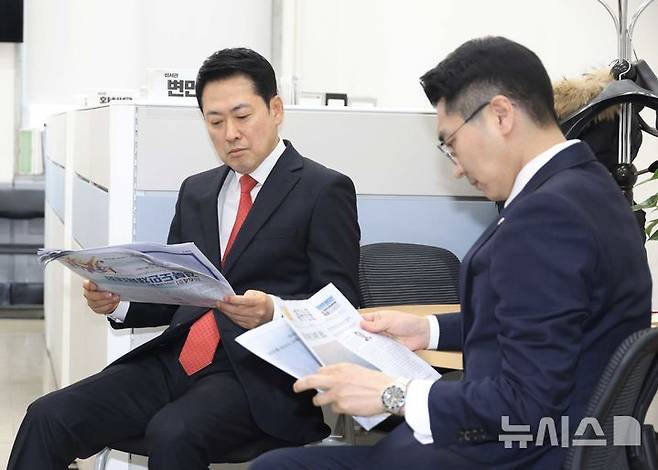 [서울=뉴시스] 조성봉 기자 = 장동혁 국민의힘 대표가  25일 오전 서울 여의도 국회 재정경제기획위원회 위원장실에서 임이자 위원장과의 면담을 위해 대기하며 신문을 보고 있다. 오른쪽은 박준태 당 대표 비서실장. 2026.03.25. suncho21@newsis.com