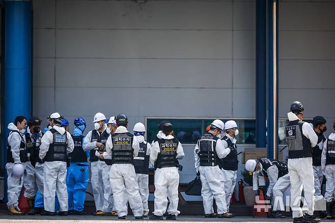 [대전=뉴시스] 정병혁 기자 = 23일 대전 대덕구 안전공업 공장 화재 현장에서 유가족 대표를 비롯한 국과수, 소방, 경찰 등 유관기관 관계자들이 합동감식을 하고 있다. 2026.03.23. jhope@newsis.com