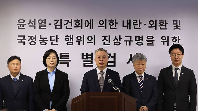 권창영 2차 종합특검 특별검사(가운데)와 특검보.