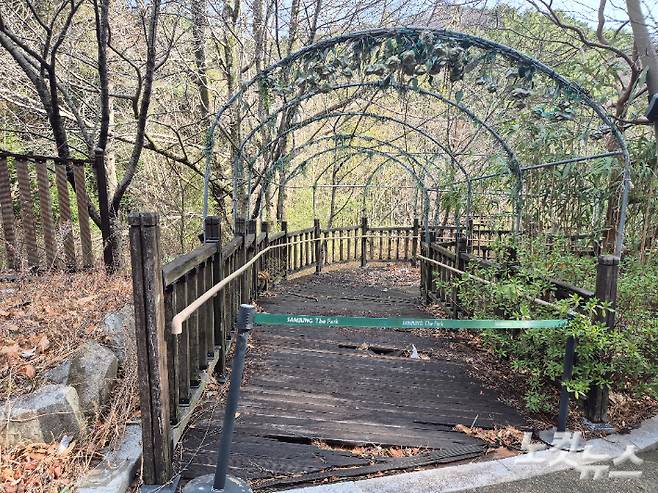 6년 동안 문을 닫은 삼정더파크 동물원에 시설물 관리가 이뤄지지 않은 흔적이 보인다.  박중석 기자