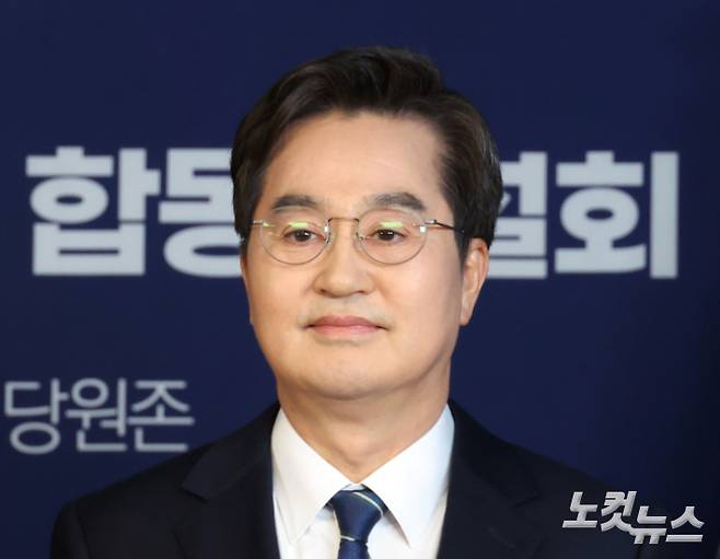 더불어민주당 경기도지사 예비경선 합동연설회가 지난 15일 오후 서울 영등포구 더불어민주당 당사에서 열려 김동연 경기도지사가 기념사진을 찍고 있다. 윤창원 기자