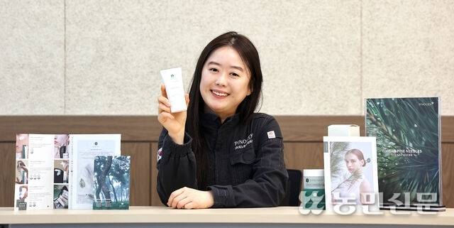 경북 안동에서 지역 솔잎으로 화장품을 만들어 수출하는 신별 피노젠 대표. 안동=김도웅 프리랜서 기자