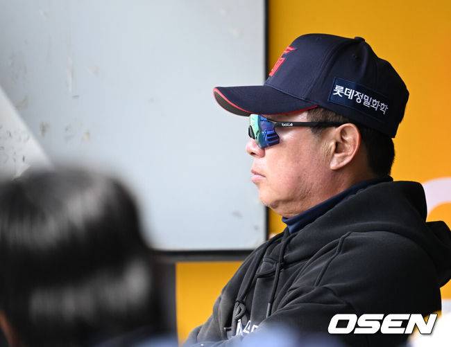 [OSEN=인천, 이대선 기자] 프로야구 SSG 랜더스가 화끈한 홈런쇼를 선보이며 시범경기 최종전을 마무리했다.&nbsp;SSG는 24일 인천 SSG랜더스필드에서 열린 ‘2026 신한은행 SOL Bank KBO리그’ 롯데 자이언츠와의 시범경기 최종전에서 6-3으로 승리했다.&nbsp;롯데 김태형 감독이 경기를 바라보고 있다. 2026.03.24 / sunday@osen.co.kr