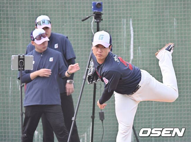 [OSEN=타이난(대만) , 이석우 기자] 프로야구 롯데 자이언츠가 2일(한국시간) 대만 타이난 아시아-태평양 국제야구센터에 스프링캠프를 차리고 구슬땀을 흘렸다.김태형 감독 등&nbsp;코치진과 투수&nbsp;20명,&nbsp;포수&nbsp;5명,&nbsp;내야수&nbsp;9명,&nbsp;외야수&nbsp;7명 등 총&nbsp;41명의 선수단이 1월 20일까지 1차 캠프에서 체력 강화와 기술 훈련을 치른 뒤 21일부터 3월 5일까지 일본 미야자키로 옮겨 2차 캠프에서 구춘리그에 참가해 실전 감각을 점검한다.롯데 정현수가 불펜 투구를 하고 있다. 2026.02.02 / foto0307@osen.co.kr