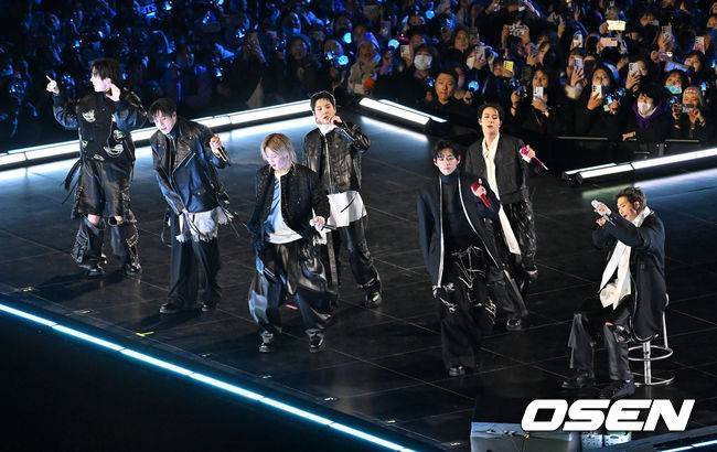 [OSEN=민경훈 기자] 그룹 방탄소년단(BTS)이 21일 서울 광화문 광장에서 무료 복귀 공연 'BTS 컴백 라이브: 아리랑'(BTS THE COMEBACK LIVE | ARIRANG)을 펼쳐졌다.방탄소년단은 전날 3년 9개월 만의 새 앨범인 정규 5집 ‘아리랑’을 발표했다. 타이틀곡 ‘스윔’은 멜론 ‘톱 100’ 차트 1위에 올랐고, 실물 음반도 발매 당일 약 400만장이 팔렸다.BTS의 RM, 진, 슈가, 제이홉, 지민, 뷔, 정국이 공연을 펼치고 있다. 2026.03.21 / rumi@osen.co.kr