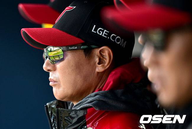 [OSEN=잠실, 최규한 기자] 23일 서울 잠실야구장에서 ‘2026 신한 SOL KBO리그’ LG 트윈스와 키움 히어로즈의 시범경기가 열렸다.홈팀 LG는 라클란 웰스, 방문팀 키움은 하영민을 선발로 내세웠다.LG 염경엽 감독이 그라운드를 주시하고 있. 2026.03.23 / dreamer@osen.co.kr