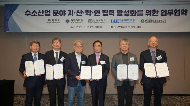 ▲(왼쪽부터)평택대학교 대외부총장 이희은, 한국청정수소진흥연구원 이사장 황용우, 평택대학교 이사장 이계안, 평택시장 정장선, 아주대학교 총장 최기주 고등기술연구원 부원장 유영돈.ⓒ평택시