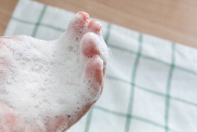 샤워 후 발가락 사이까지 충분히 건조시키는 생활 습관이 무좀과 피부 감염 예방에 도움이 될 수 있다는 전문가 조언이 나온다. 게티이미지