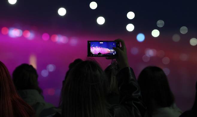 지난 22일 서울 서초구 반포대교에서 그룹 방탄소년단(BTS) 음악에 맞춰 달빛무지개분수 뮤직 라이트쇼가 펼쳐지고 있다. 뉴시스