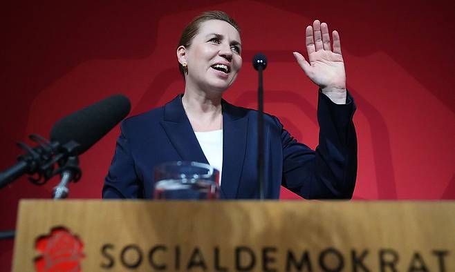 메테 프레데릭센&nbsp;덴마크 총리가 24일(현지시간) 실시된 덴마크 총선의&nbsp;출구 조사 결과가 발표된 뒤 소속 정당인 사회민주당 의원들에게 연설하고 있다. AP연합뉴스