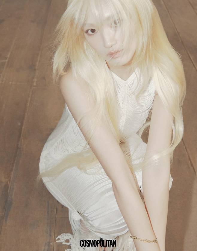 지난 24일 김혜윤이 자신의 사회관계망서비스(SNS)를 통해 공개한 패션 매거진 코스모폴리탄 화보 사진 중 하나. 김혜윤 사회관계망서비스(SNS)