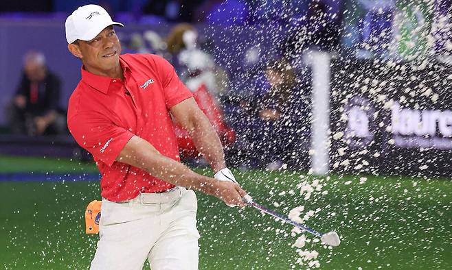 타이거 우즈가 25일&nbsp;미국 플로리다주 팜비치가든스의 소파이 센터에서 열린 2025-2026 TGL 결승 2차전 8번 홀에서&nbsp;&nbsp;벙커샷을 하고 있다. 팜비치가든스=AP연합뉴스&nbsp;