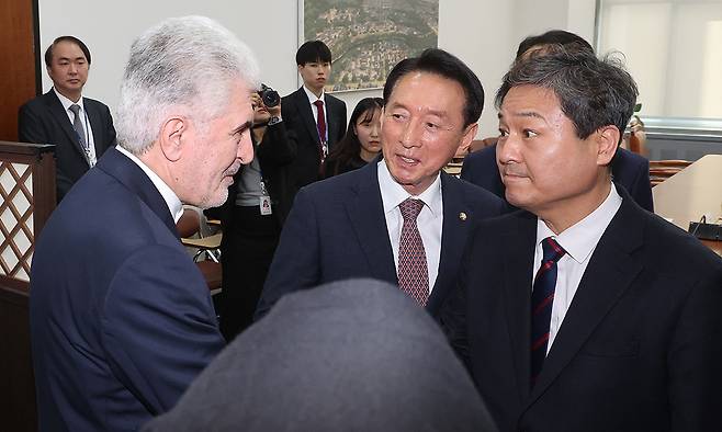 사이드 쿠제치 주한 이란 대사가 25일 서울 여의도 국회에서 김영배 외교통일위원회 여당 간사와 인사를 나누고 있다. 뉴시스