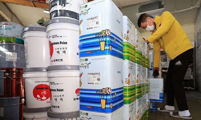 나프타 재고 급감… 페인트값 줄인상 미국·이란 전쟁에 따라 석유화학 연료인 나프타 재고가 급감하면서 KCC 등 국내 페인트업체들이 잇따라 가격 인상에 나서고 있다. 25일 서울의 한 페인트 판매 대리점에서 직원이 물품을 정리하고 있다. 뉴스1