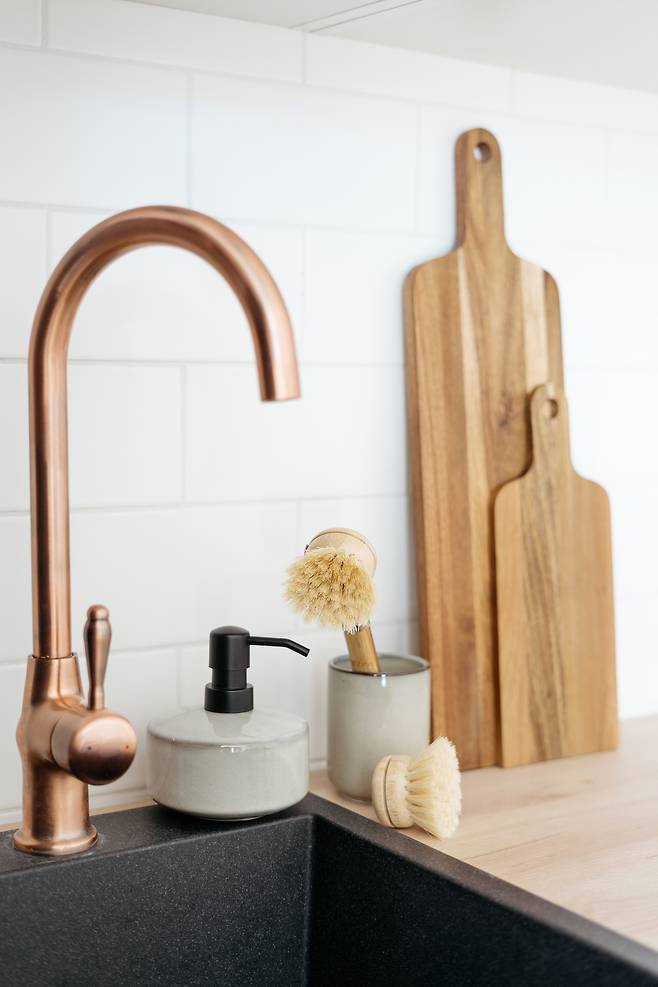 세척 후 건조를 위해 세워 둔 도마. 물기를 제거하고 충분히 말리는 것이 위생 관리에 중요하다. 사진=게티이미지뱅크