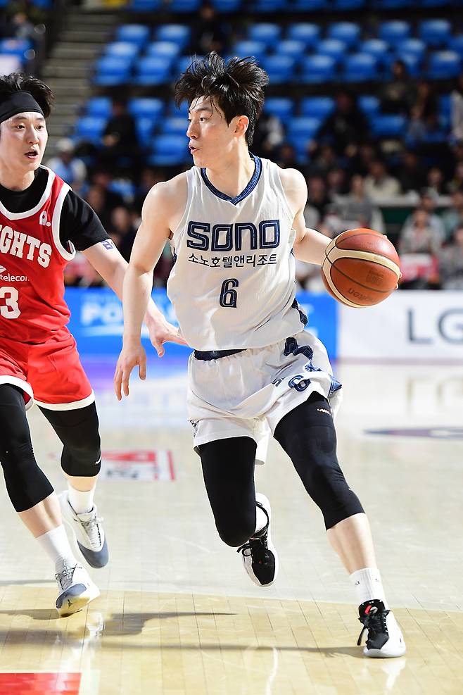고양 소노는 25일 서울 송파구 잠실학생체육관에서 열린 2025~2026 정규리그 서울 SK와의 원정경기에서 78-77으로 신승을 거뒀다. 소노 이정현이 경기 중 화려한 드리블을 선보이고 있다. KBL 제공