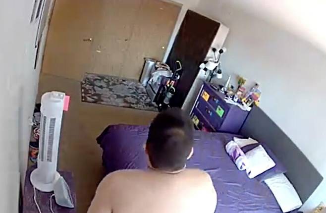 치매를 앓는 여성의 가족이 확인한 홈캠 영상 장면. 가족은 시니어 주거시설 방 안에 낯선 남성이 장시간 머문 정황을 확인한 뒤 경찰에 신고했다고 밝혔다. 영상 캡처
