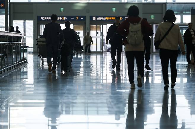 25일 인천국제공항에서 공항이용객들이 이동하고 있다. 뉴시스