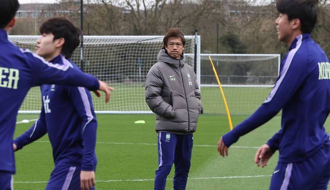 훈련 지켜보는 홍명보 감독 - 코트디부아르전을 앞둔 한국 축구 국가대표팀의 홍명보 감독이 24일(현지시간) 영국 런던 북서쪽 밀턴킨스에서 훈련하는 선수들을 지켜보고 있다. 2026.3.25 밀턴킨스 연합뉴스