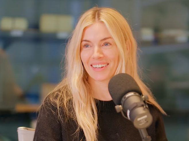 지난해 10월 영국 팟캐스트 ‘루시 테이블 4’에 출연한 배우 시에나 밀러. 유튜브 채널 ‘루시 테이블 4’ 캡처