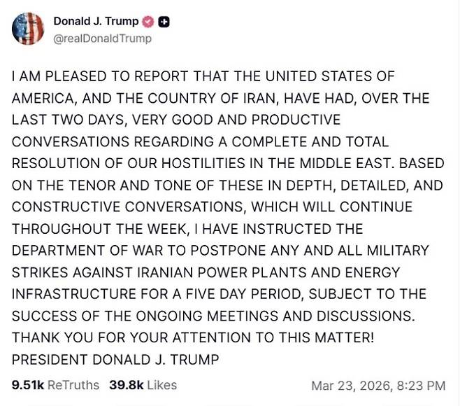 도널드 트럼프 미국 대통령이 23일(현지시간) 트루스소셜에 미국과 이란이 최근 이틀간 “매우 좋고 생산적인 대화”를 했다고 주장하며 이란 발전소와 에너지 인프라에 대한 군사 타격을 5일간 유예하겠다고 밝힌 글. 트루스소셜 캡처