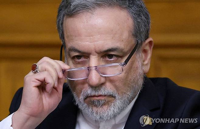 아바스 아라그치 이란 외무장관이 한 방송에서 인터뷰를 하고 있다. 로이터연합뉴스