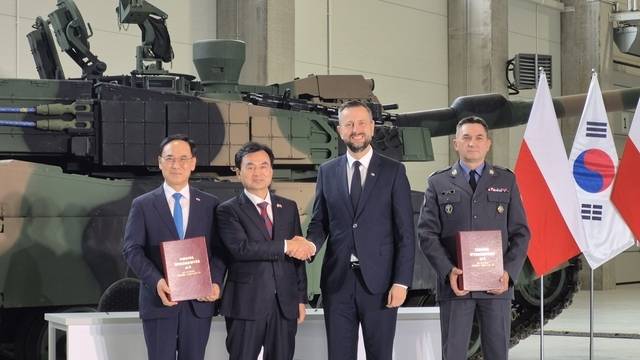 안규백 국방부 장관이 지난해 8월 1일 폴란드 글리비체에서 열린 K2 전차 2차 이행계약 서명식에서 브와디스와프코시니악-카미슈 폴란드 부총리 겸 국방부 장관과 기념촬영을 하고 있다. 사진 제공=국방부
