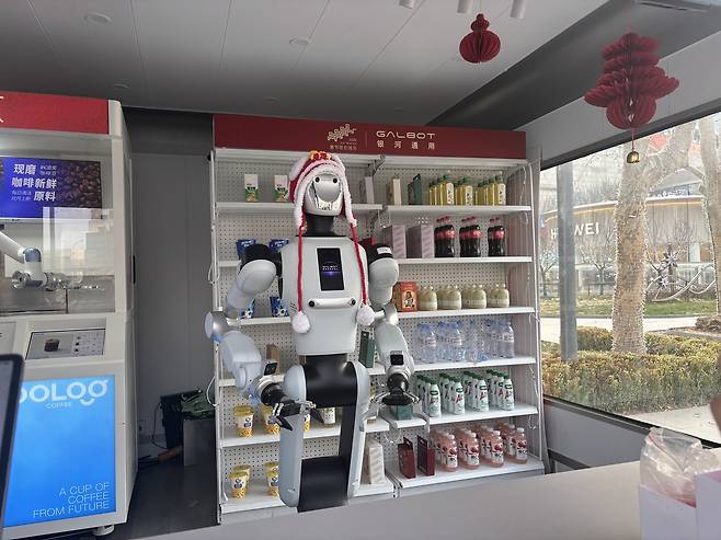 갤봇의 ‘G1’이 무인 편의점에서 물건을 판매하고 있다. 베이징=정다은 특파원