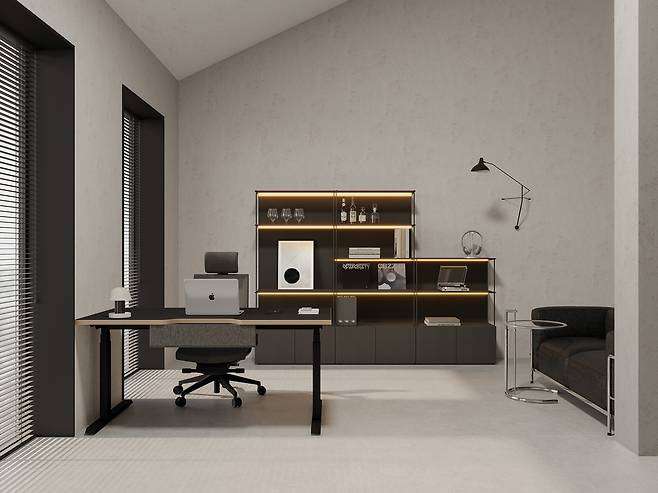 데스커 ‘모션데스크 프리미엄’을 활용해 구성한 홈 오피스.사진제공=데스커