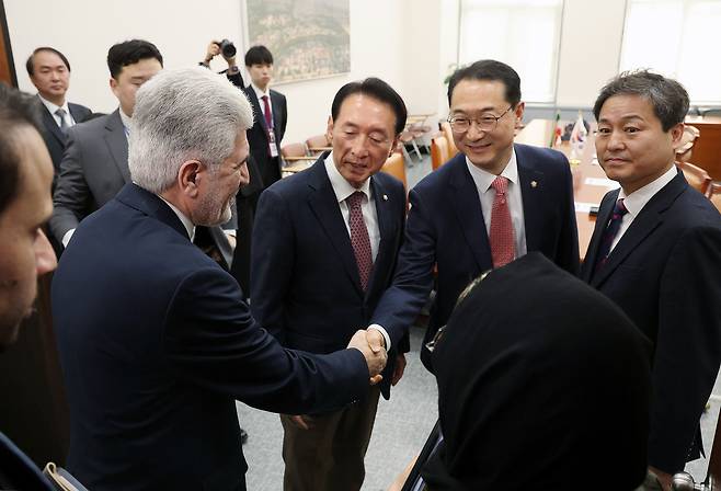 사이드 쿠제치 주한이란대사가 25일 국회에서 외교통일위원장인 국민의힘 김석기 의원, 여야 간사인 더불어민주당 김영배 의원·국민의힘 김건 의원과 인사하고 있다. 연합뉴스