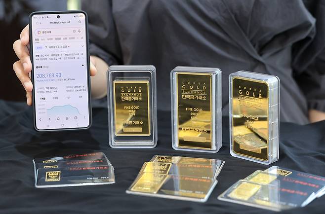 서울 종로구 한국금거래소 본점에서 직원이 골드바 등 금 제품을 정리하고 있다. 뉴스1