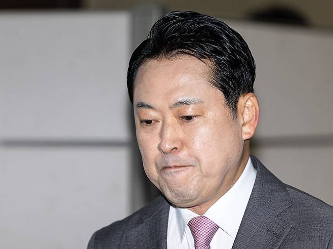 장동혁 국민의힘 대표가 2025년 9월 17일 서울 여의도 국회에서 현안 및 장외투쟁 관련 입장을 밝히기 위해 발걸음을 옮기고 있다. 뉴스1