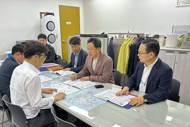 김장호 구미시장이 24일 국토교통부에서 동구미역 신설과 김천~구미~신공항 철도 국가철도망 반영을 위한 국비 지원을 요청했다. ⓒ구미시 제공