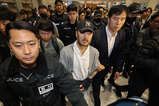 필리핀에서 교민 3명 살해, 탈옥, 국내 마약 유통 등을 일삼으며 '마약왕'으로 불리던 박왕열이 3월25일 인천국제공항을 통해 국내로 송환되고 있다. ⓒ 연합뉴스